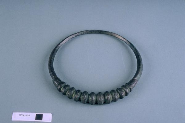 Knobbed cast bronze torc
