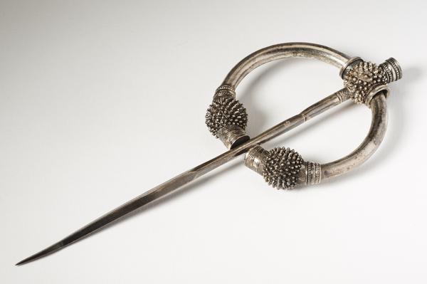 Ball-type penannular brooch with thistle pattern