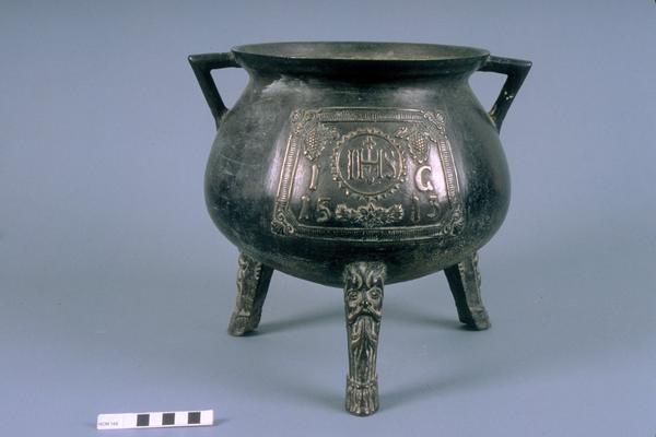 Three-legged pot