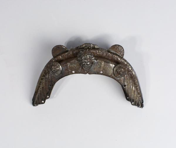 Mount (possibly for a sporran)