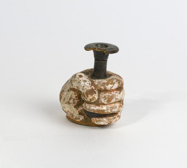 Plastic vessel in the form of a hand