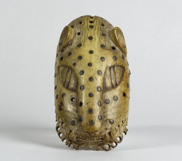 Leopards head ornament