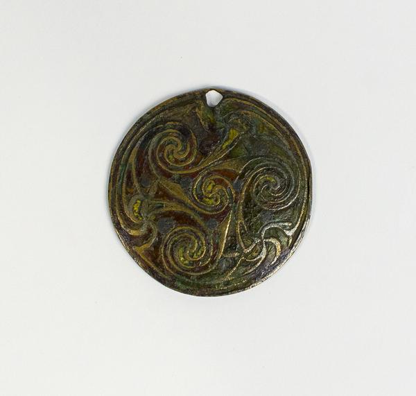 Hanging-bowl escutcheon disc